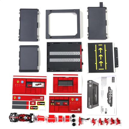 Bburago - Ferrari SF-25 Hamilton, 1:43 Scale Diorama Pit Stop Playset